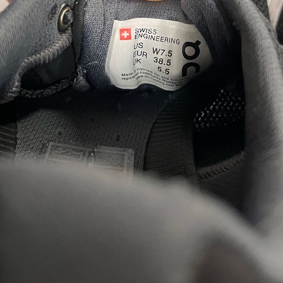 On Running On Cloud Sneakers - Classic Black and White Size 7.5 - Picture 9 of 13